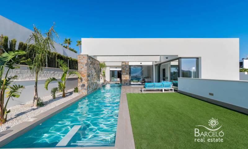 A new build property for sale in Benijófar is ideal for golfers who do not want to give up the beach